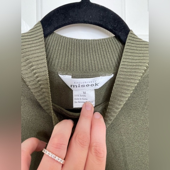 Exclusively Misook Sleeveless Knit Shell Top Olive Green Size M Mock Neck - Picture 5 of 7